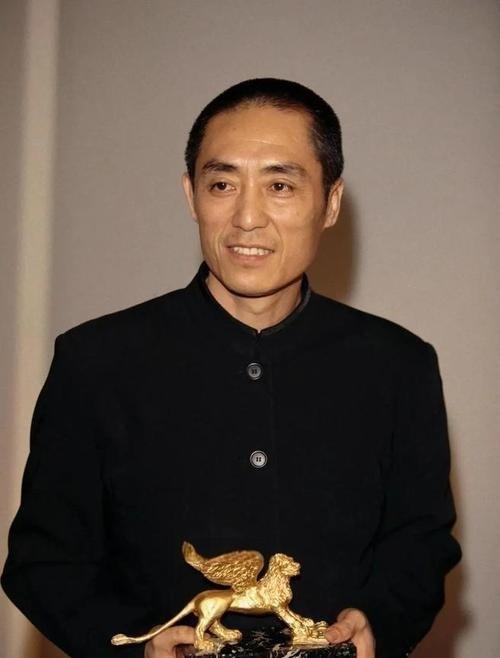 确实让人吃惊，原先总以为张艺谋是西安乡间走出的农家子弟，没料到细查后才发现，他一