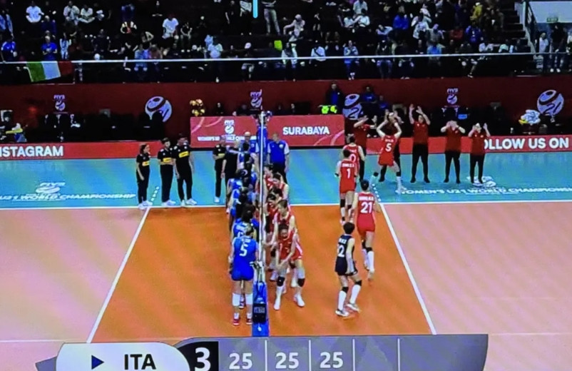 0-3，中国女排惨败意大利女排，无缘世锦赛四强！0-2落后的情况下，主教练毫无