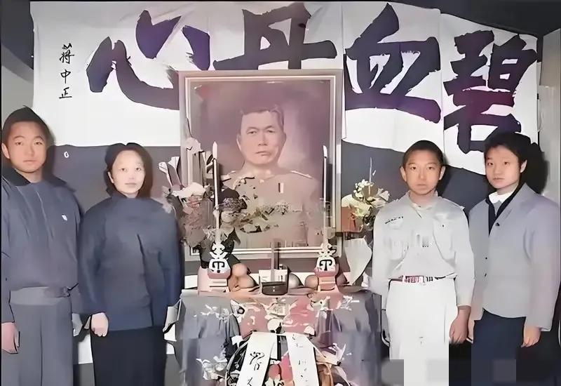 1949年，邱清泉战死后，妻子带着孩子逃命到福建，准备去台湾，就在上船前，次子却