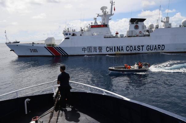 烧了。当着中国海警的面，菲律宾坐滩军舰上的人，把成堆垃圾集中点燃，黄黑色浓烟