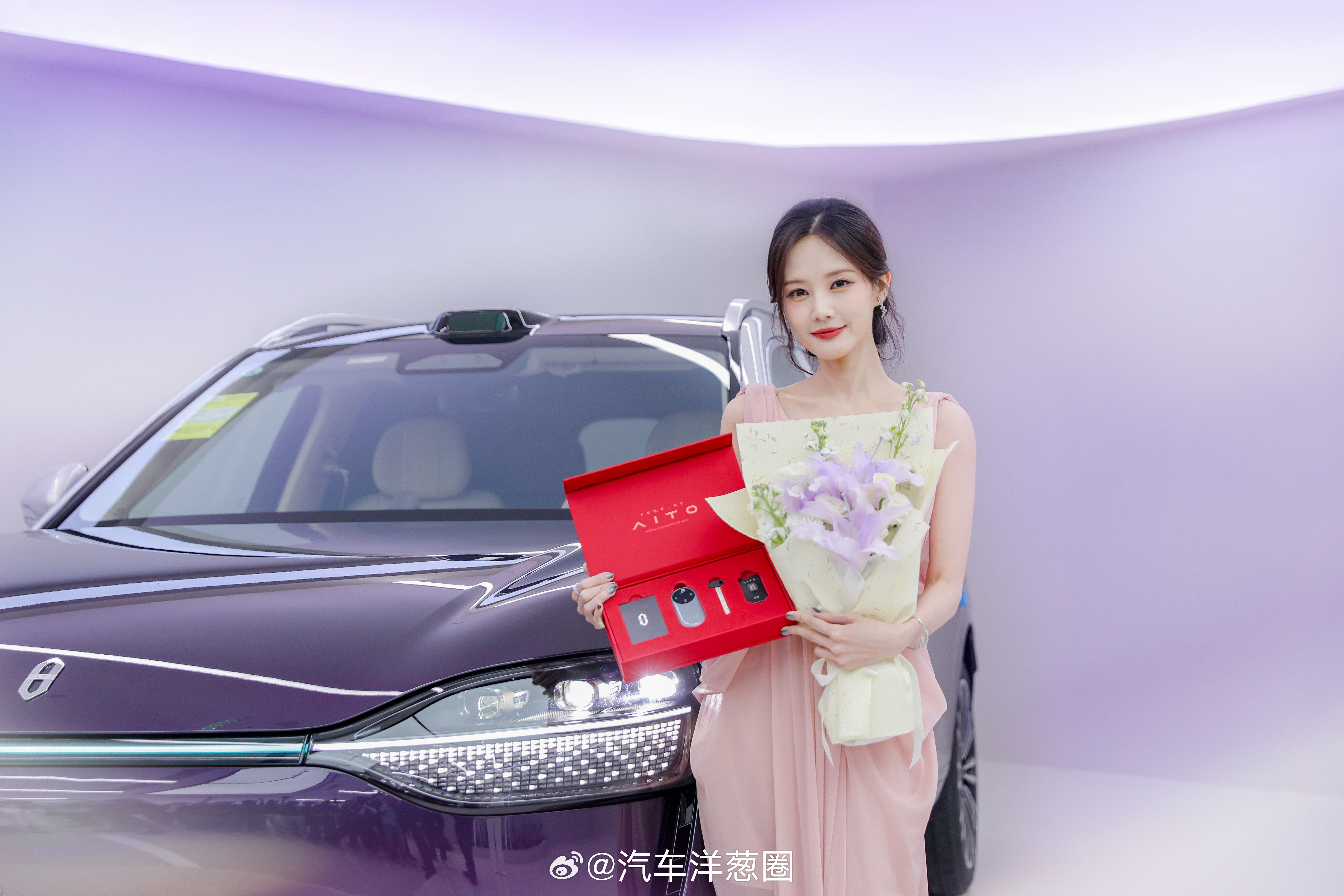 李一桐也成了问界M9的车主，提的是新车色“银境紫”版本，这个颜色你觉得如何？李一