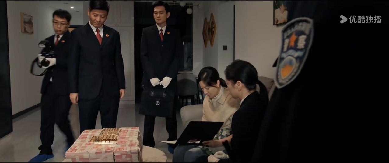 《以法之名》再出藏钱名场面！检察官上门查赃款，在屋子里走了一圈都没有找到任何