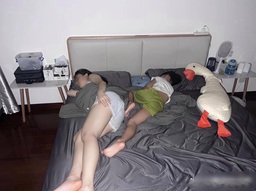 这俩崽都不回自己窝咋办​​​