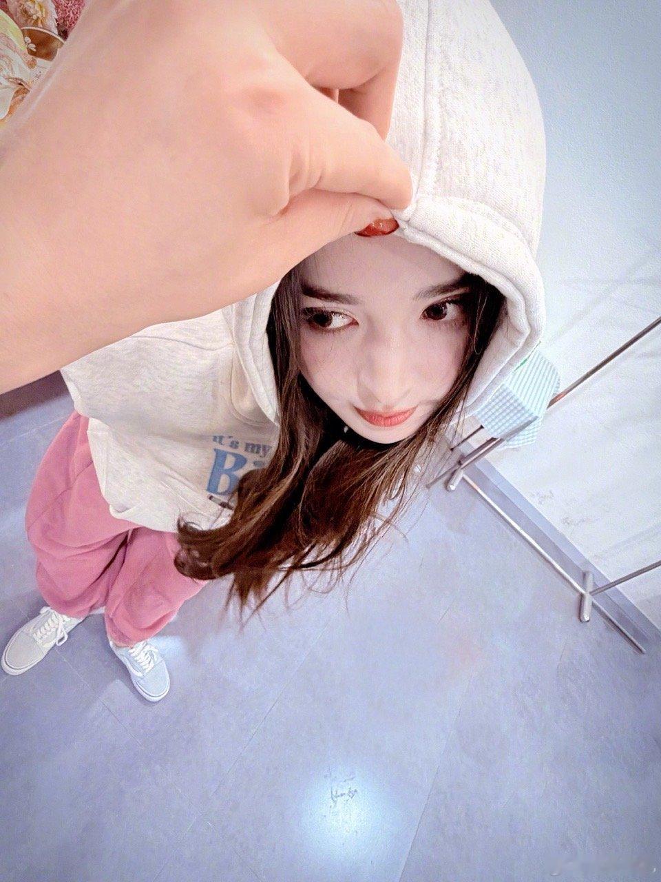 娜扎可爱小手办娜扎初雪plog好可爱的小手办