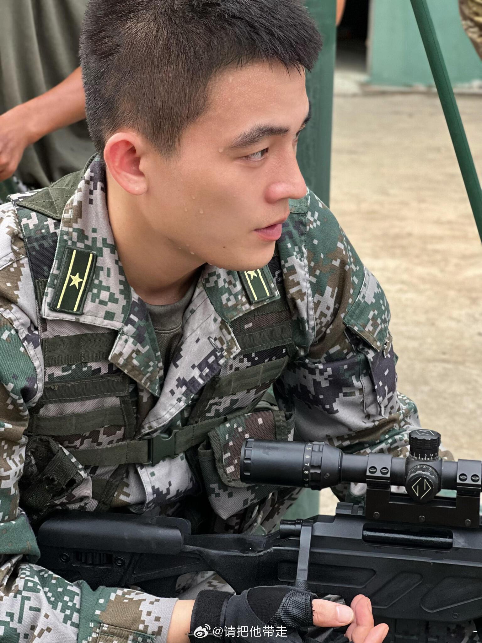 欧豪兵自风中来一滴泪镜头这段最扎心的就是所有人都在憋——兵们憋着不喊，郭子剑憋