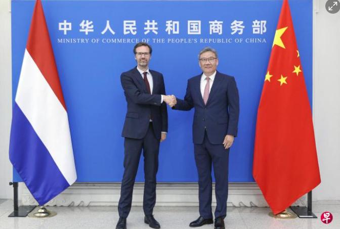 荷兰答应中国！7月7日，荷兰外贸大臣舍尔茨玛会见了中国商务部长王文涛，希望与过去