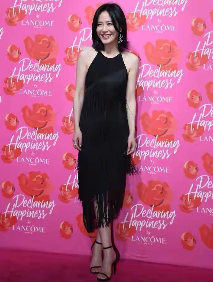 54岁的俞飞鸿状态好到惊人，亮相活动直接惊艳全场，被大家夸是“科技美后”大回春。