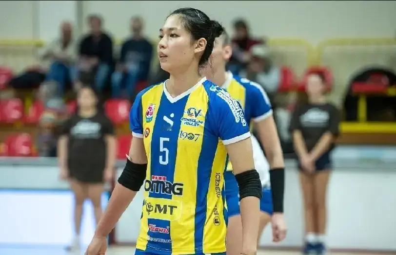 中国女排新主帅被拍到在意大利看台上“发呆”。没人知道他平板里正锁定庄宇珊的