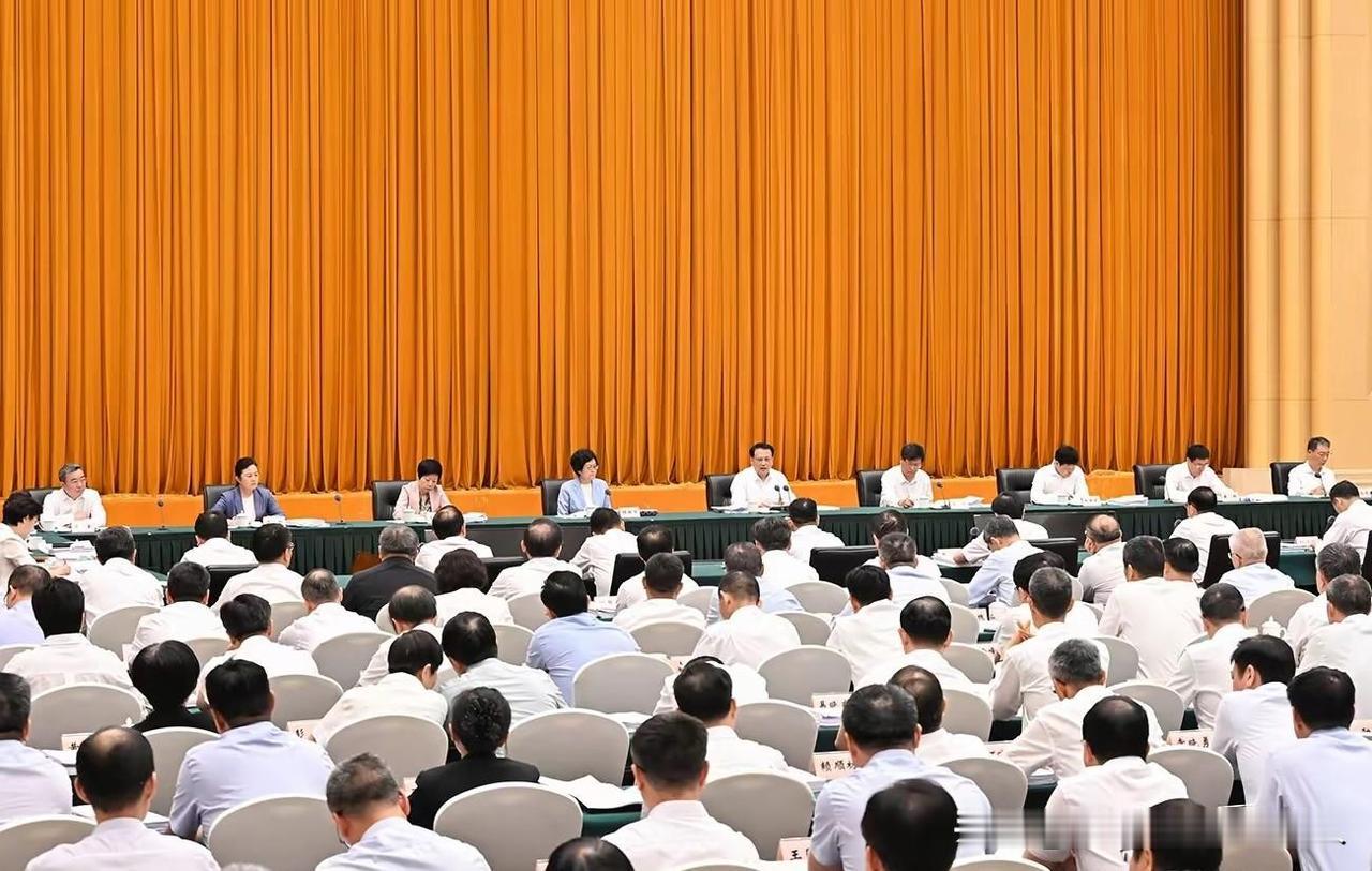 一个正部级，一个副部级，说拿就拿！胡衡华、罗蔺前脚刚倒，重庆后脚就开会喊话肃清