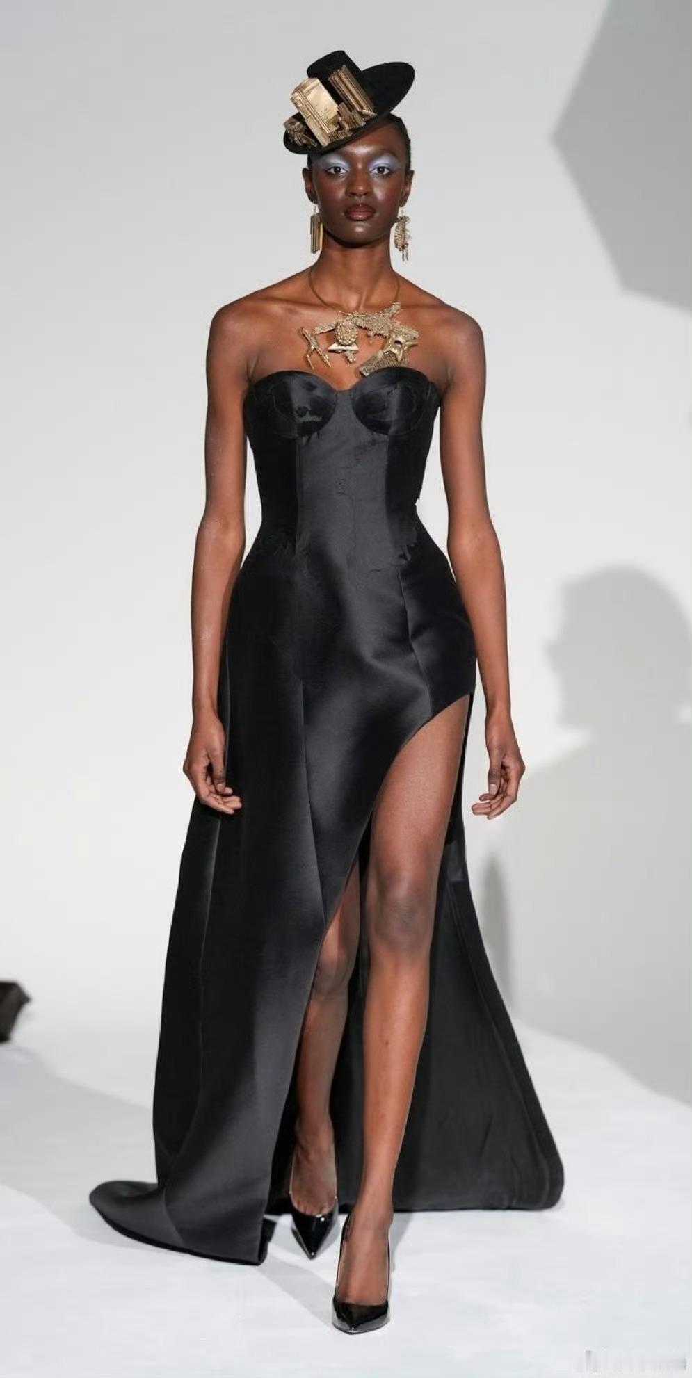 赵露思今日宝格丽活动上身RonaldvanderKemp2026春夏高定发