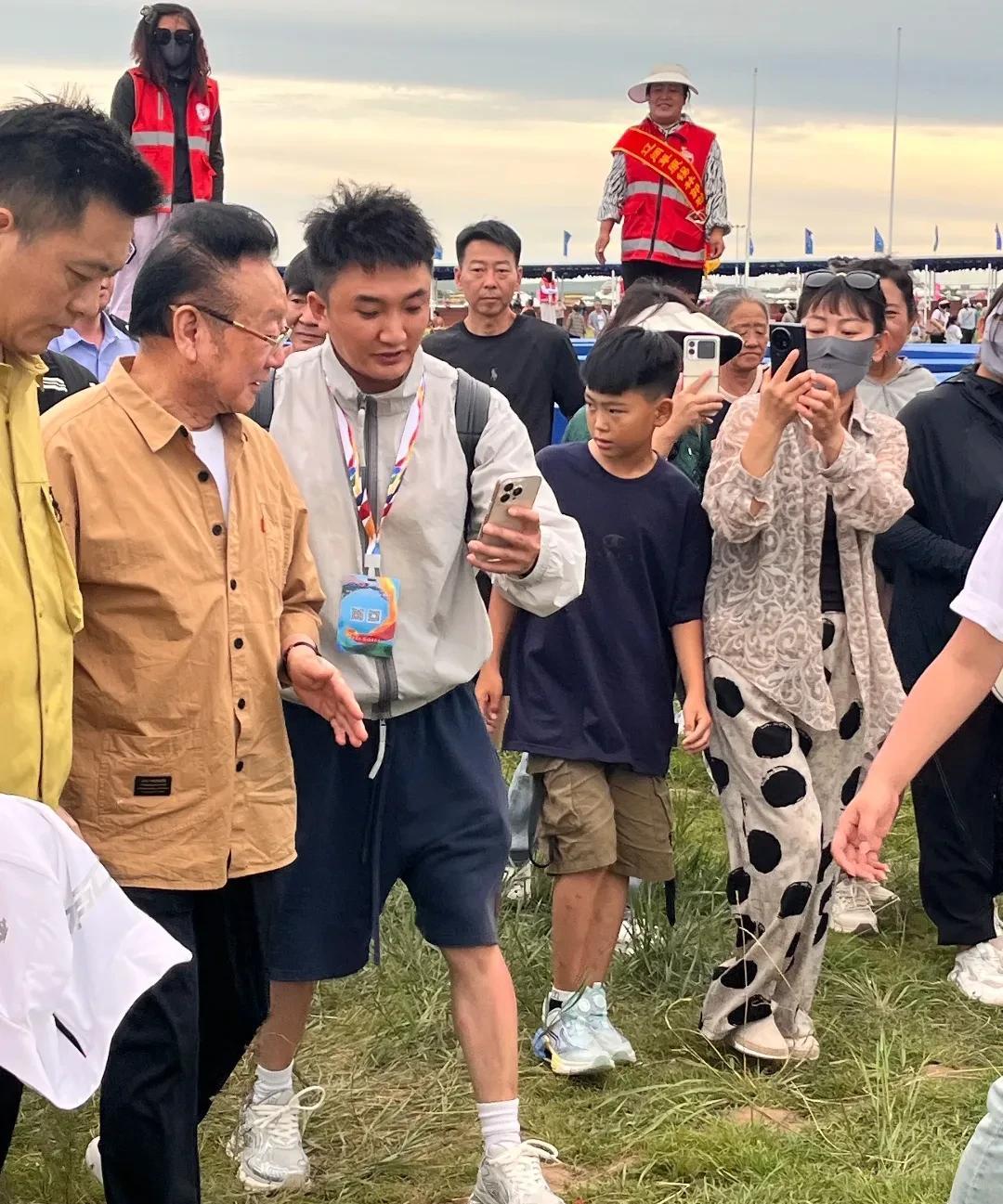 78岁歌唱家蒋大为现身锡林郭勒那达慕，被人扶着下台阶，近看脸上黑一块，白一块，特