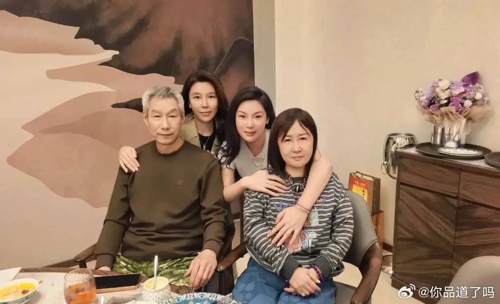 68岁的刘佩琦去家庭聚会，圈外老婆跟着一起露面，哎哟，那看着可真年轻！跟他站一块