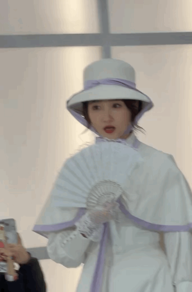 关晓彤十三姨关晓彤甩扇子扇舞翩跹再现经典！关晓彤用灵动演技赋予十三姨新生命，双