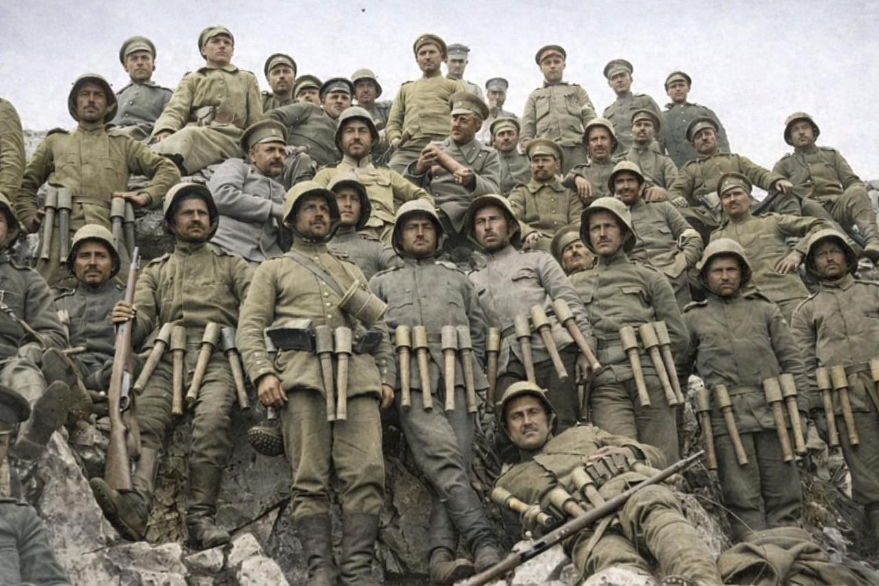 这张照片拍摄于萨洛尼卡前线，照片中的是保加利亚突击队，时间可能是1917年或