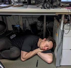 当你坚持不住时，请看看elonmusk 8年前的创业情景：<br />...