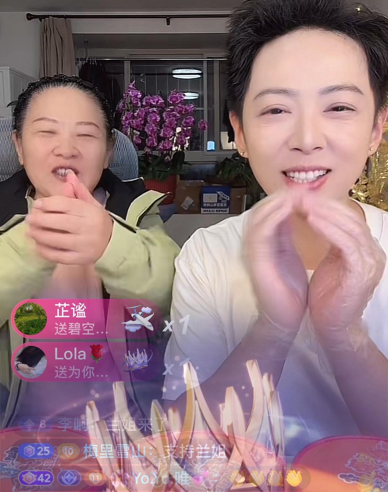 张兰现在在阳阳直播间呢！来看阳阳和妈妈的直播！张兰一进直播间，先给阳阳刷了几个