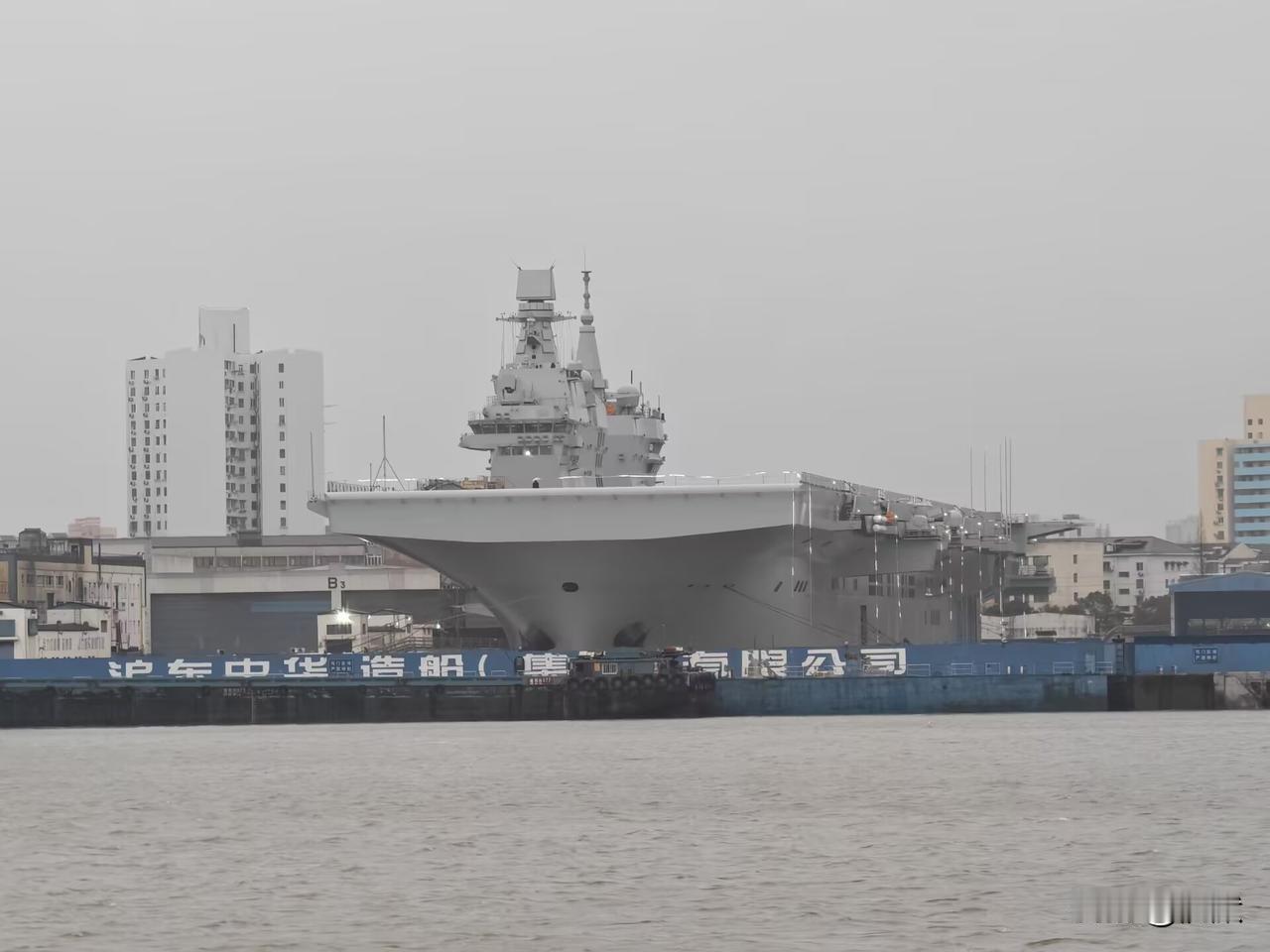 【076四川舰整装一新，即将进入新一轮海试】076型四川舰是我国首艘电磁弹射型两
