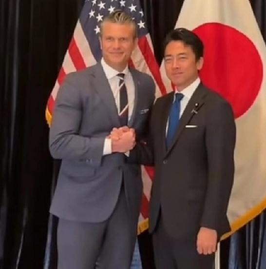 赫格塞斯与小泉进次郎，新加坡香会，会谈前合影，二人都是八零后，同龄45岁，对着拍