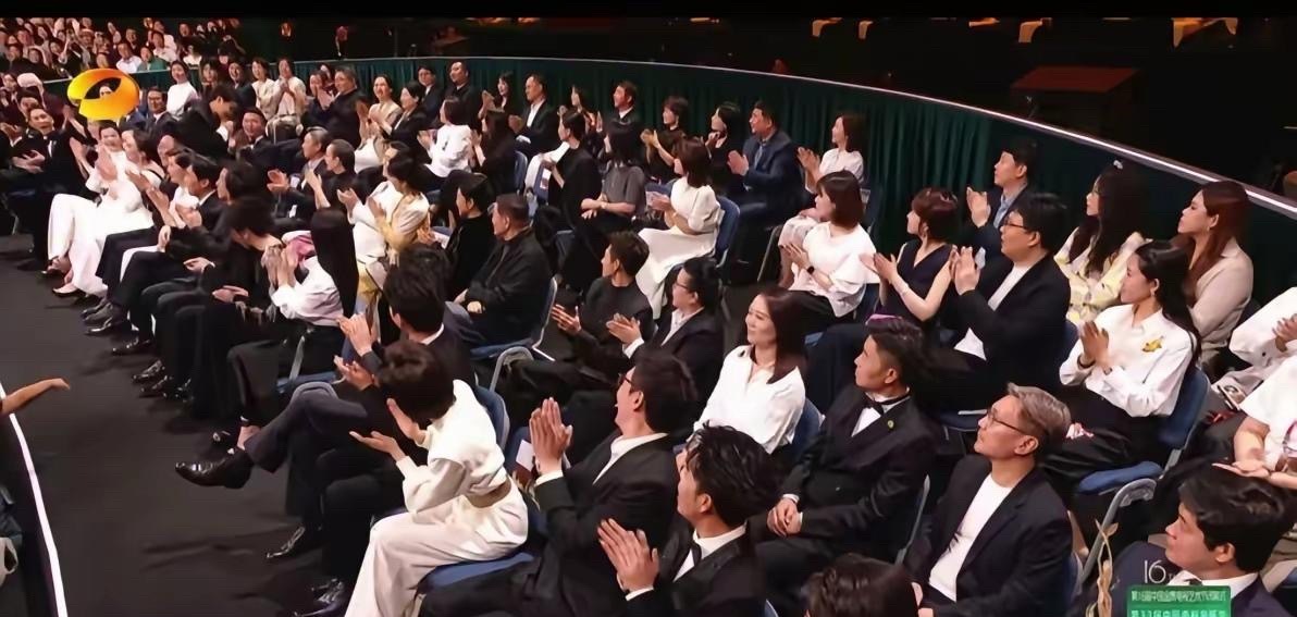 今年金鹰奖嘉宾统一黑白着装、取消红毯，确实是主办方有意为之。原因有两层。一是金鹰奖这些年一直在“去娱