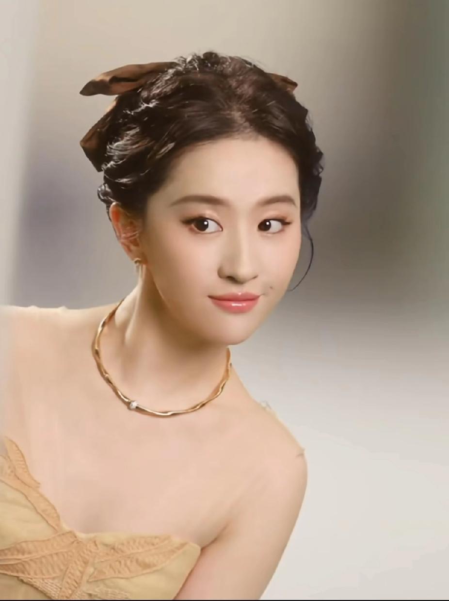 神仙姐姐的丝滑时刻✨刷到刘亦菲这支德芙广告，真的会被狠狠惊艳到。一袭