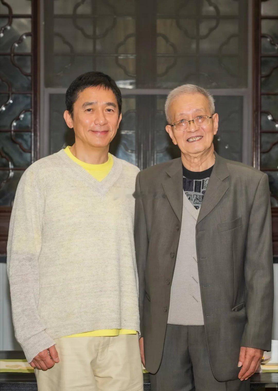 60岁的刘嘉玲带老公梁朝伟回故乡苏州和儿时老师和同学聚会，坐在C位的刘嘉玲显得那