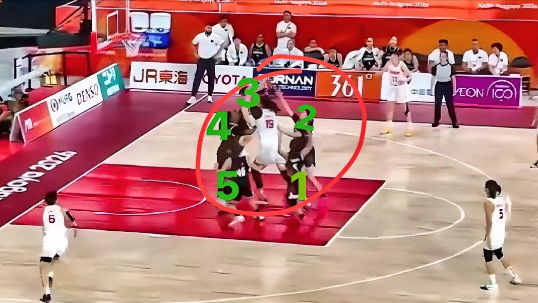 张子宇遭遇五人包夹仍无解！13分钟轰22分打爆印尼防线，中国女篮新核心正在崛起