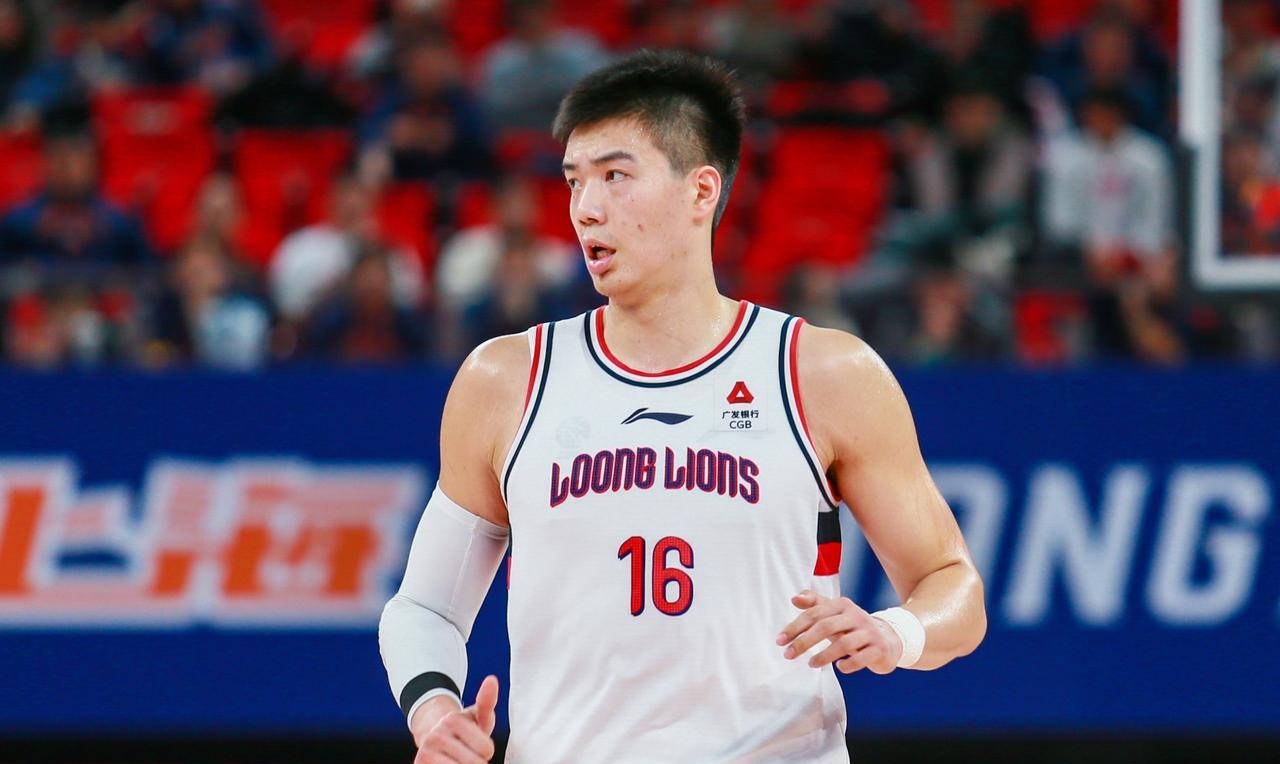 焦泊乔无大碍！与山西男篮的比赛中，焦泊乔在上篮时因为对手犯规而倒地，让球迷们担