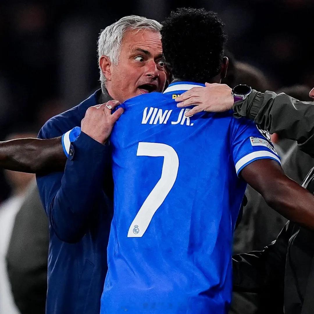 在对皇马的比赛中被红牌罚下的穆里尼奥赛后谈到了他对维尼修斯的看法，巴西人这场比赛