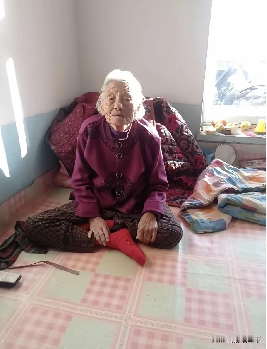 泪目！过年接回家，节后送养老院，老人哭着不肯走太戳心！过年的团圆暖意还没散