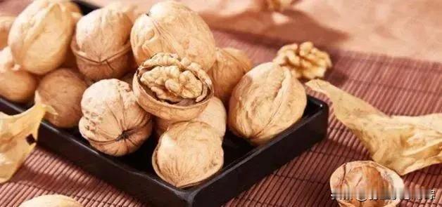 核桃与此物搭配，白头发少了、血压降了、便秘跑了，了解一下在日常饮食中，核桃