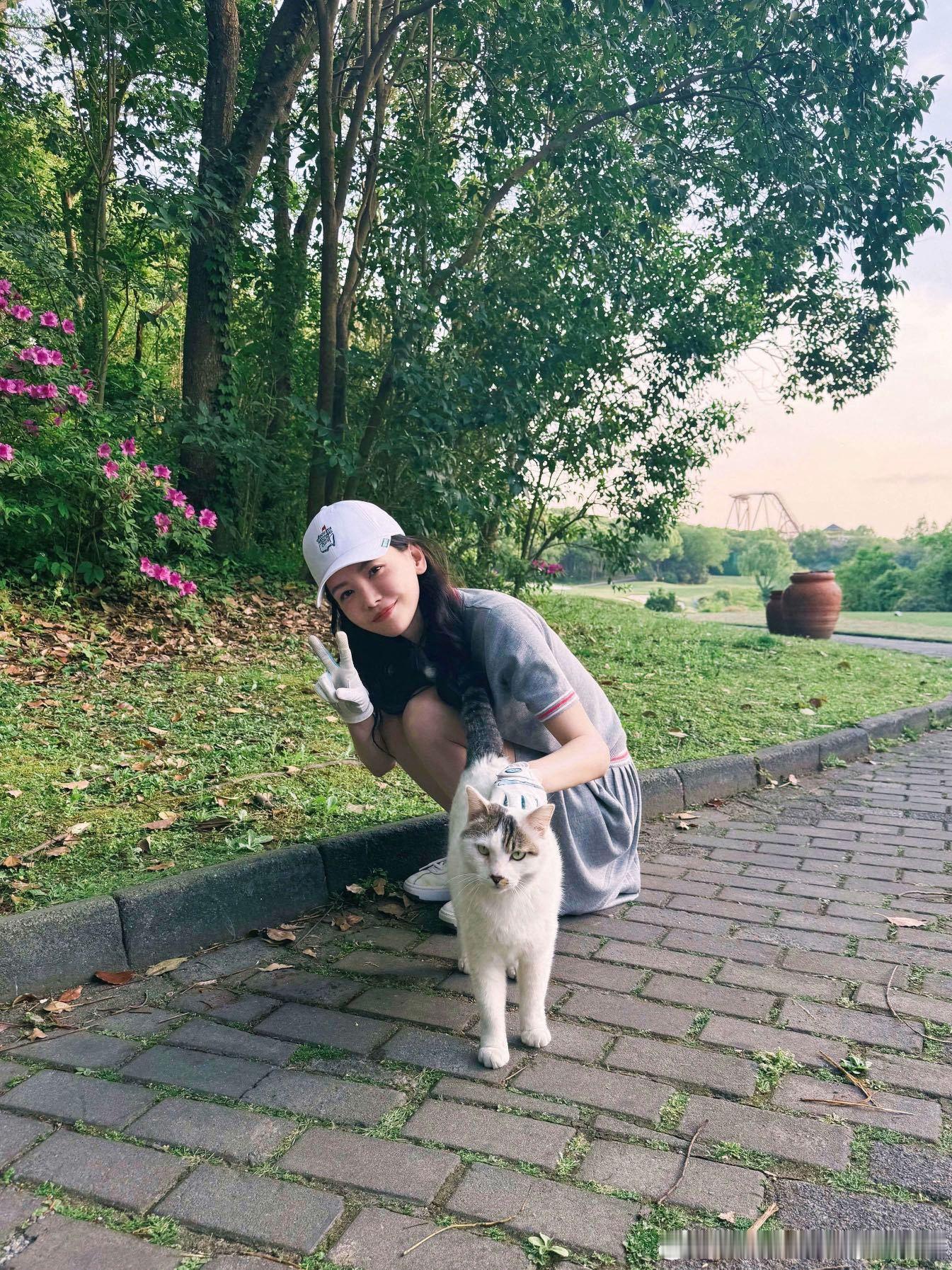 真的是太有爱了吧，猫猫很可爱，文文也很可爱呀～～​​​