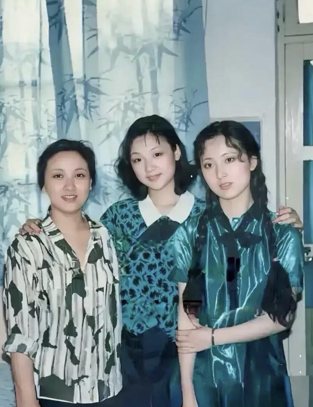 这才是真正的美女，不用化妆都好看，不知道你发现没，以前单看陈晓旭，她就是普通的一