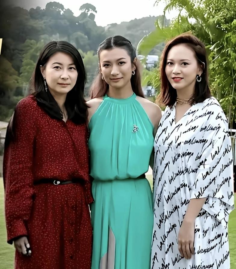 霍家三妯娌，看上去还是大嫂郭晶晶最平和大气。（图片来源网络）