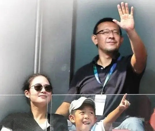 姜文女儿姜一郎晒和弟弟们合影，这俩孩子，长得太像姜文了！真是可惜了周韵的颜值，这