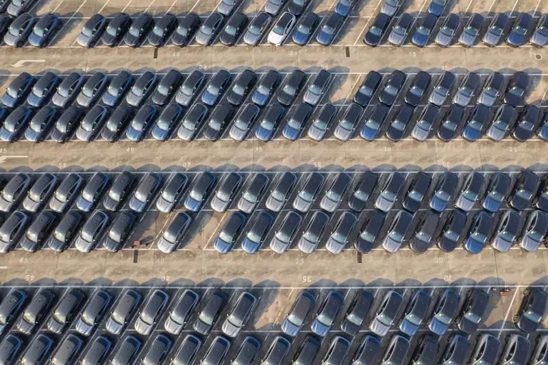 中国汽车出海正当时，高德也来助力点亮世界地图。今年前三季度，中国汽车出口495