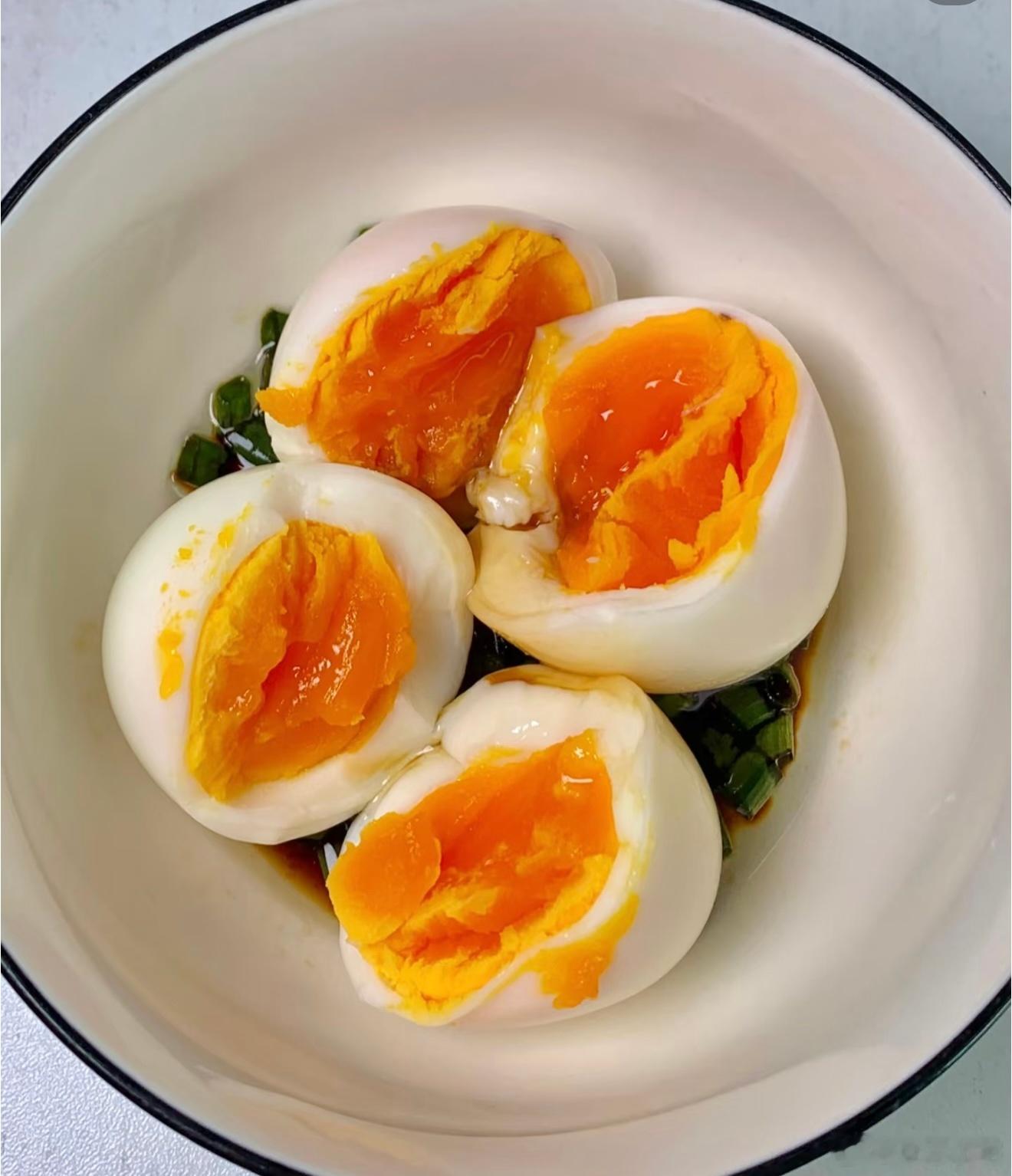 爱吃蛋每天吃四十个鸡蛋只吃蛋白，吃了五年，大家信吗？想火很正常，但是这人设太极