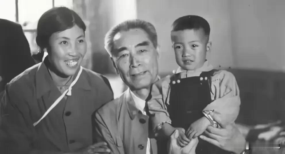 周总理对于大寨非常重视，曾经三次来到大寨视察，最后一次是1973年，周总理陪同墨