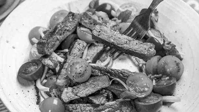 1945年，美军为讥讽陈赓，故意指着桌上的牛排、面包问道“陈将军，我们美国人的饮