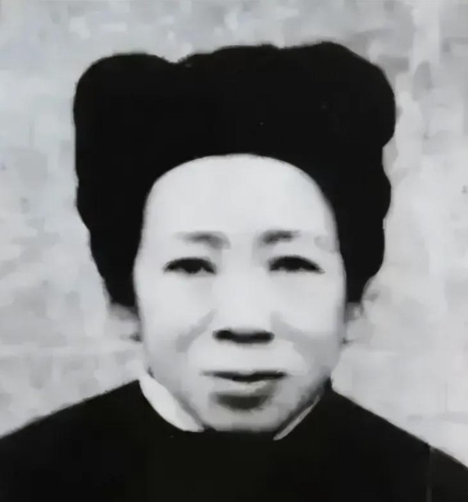 1988年，1河北农民正在田里耕种，村长气喘吁吁跑来：“快回家，你家来了位大人物