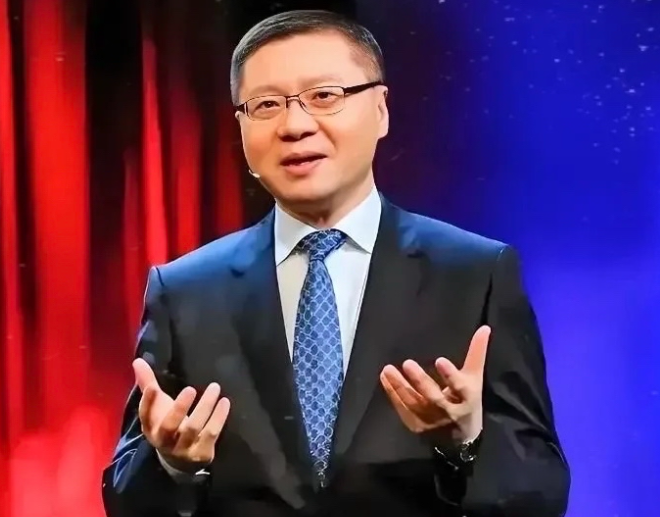 张维为说:美国GDP构成中，有70%是水分比较大的服务业，工业制造产值占GDP比