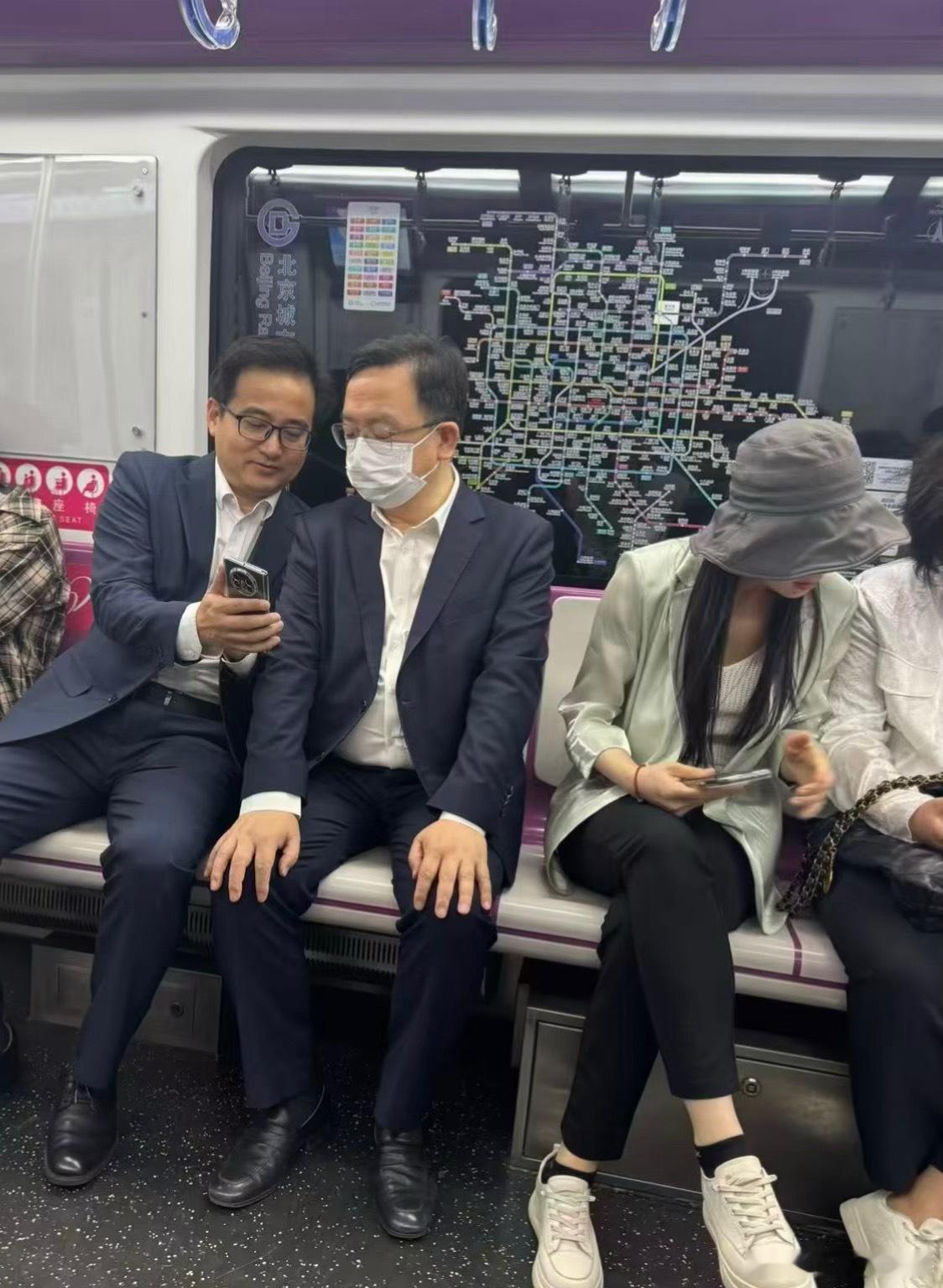 大佬真低调！在北京地铁撞见王传福！千亿大佬挤地铁赶车展，没排场没保镖，低调的不像