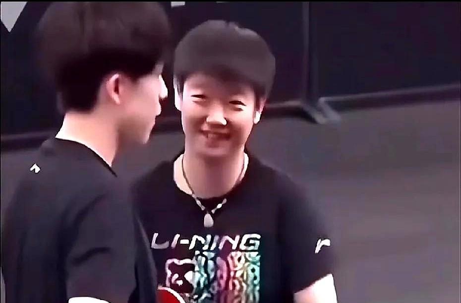 楚钦：能有什么办法，反正都是自己惯的；我这乖乖的坏坏的丫头。莎莎：快点儿下，给