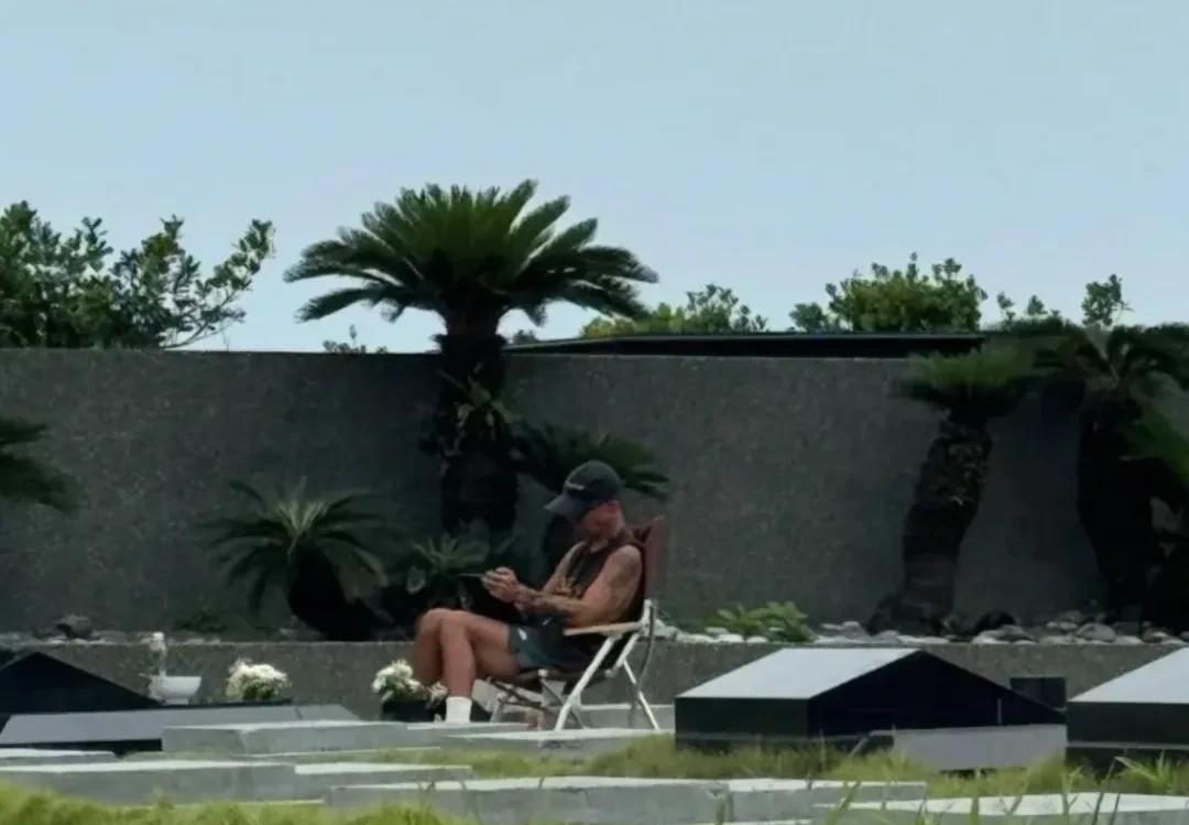 具俊烨还没走出来，又被拍到在金宝山陪大S了，他应该是这辈子最爱她的男人了，这真心