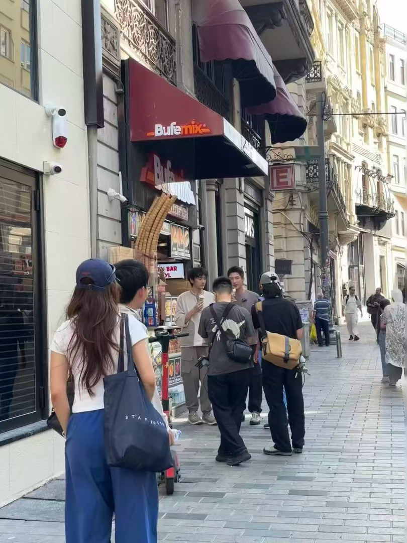 土耳其偶遇黄景瑜王传君黄景瑜王传君土耳其街头吃甜筒梦幻偶遇！黄景瑜与王传君现身