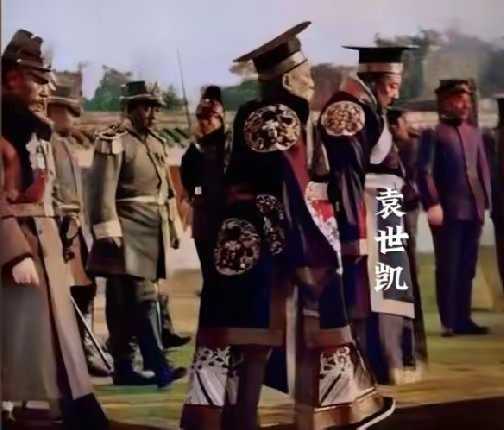 1913年，做起皇帝梦的表世凯，身穿龙袍头戴冠冕，像明清皇帝一样来到天坛祭天时的