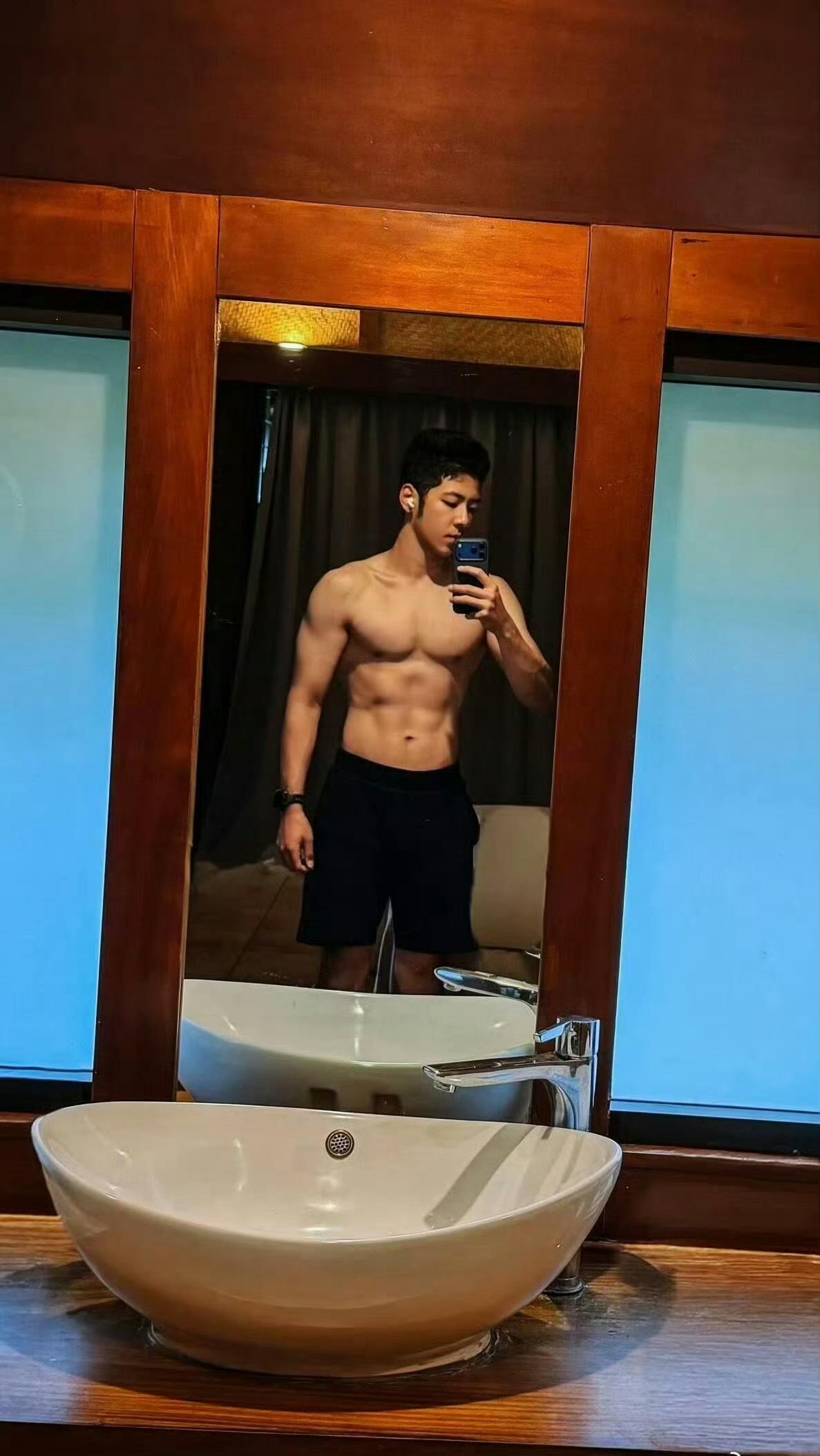 大家总觉得星二代进演艺圈有靠山，艺考也会更容易。郭涛的儿子石头，连续两年