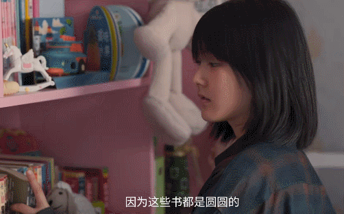 亲妈再婚后沙发床常驻变飞行卧室不是她的，沙发是临时的，住校后连沙发都成飞行了。