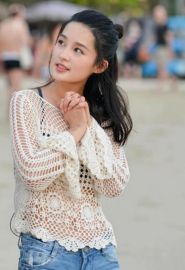 李沁沙滩随拍太美！脚丫白皙耀眼，满满夏日少女感李沁的事业一直稳扎稳打，昆曲