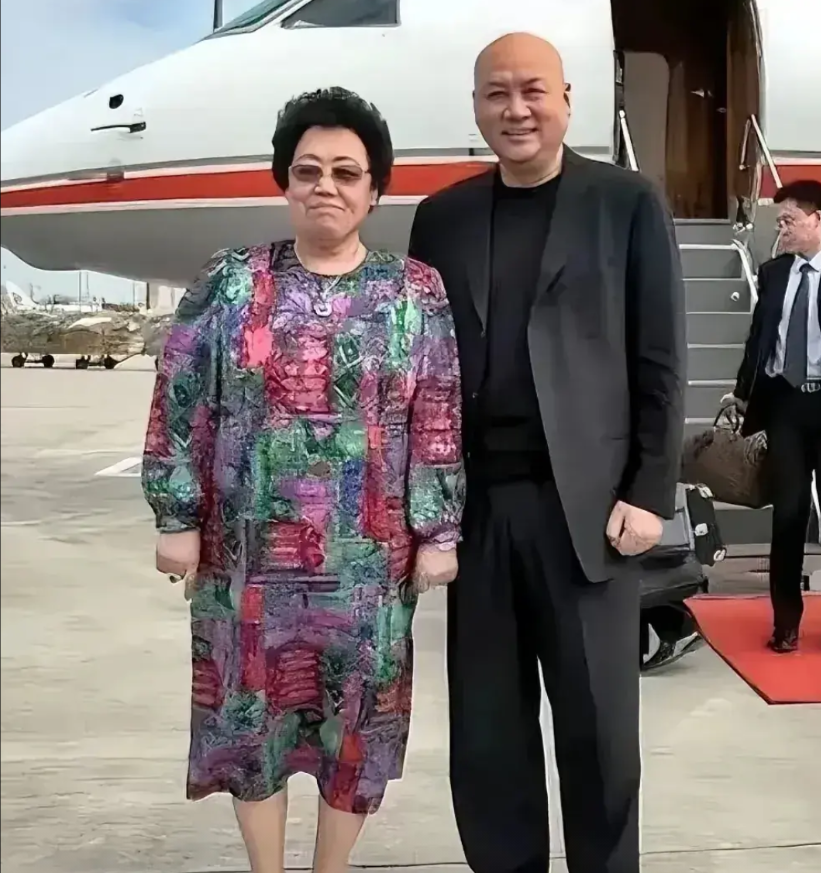 看到迟重瑞和妻子陈丽华在机场的照片，感慨颇多。72岁的迟重瑞现身奥克兰机场，身