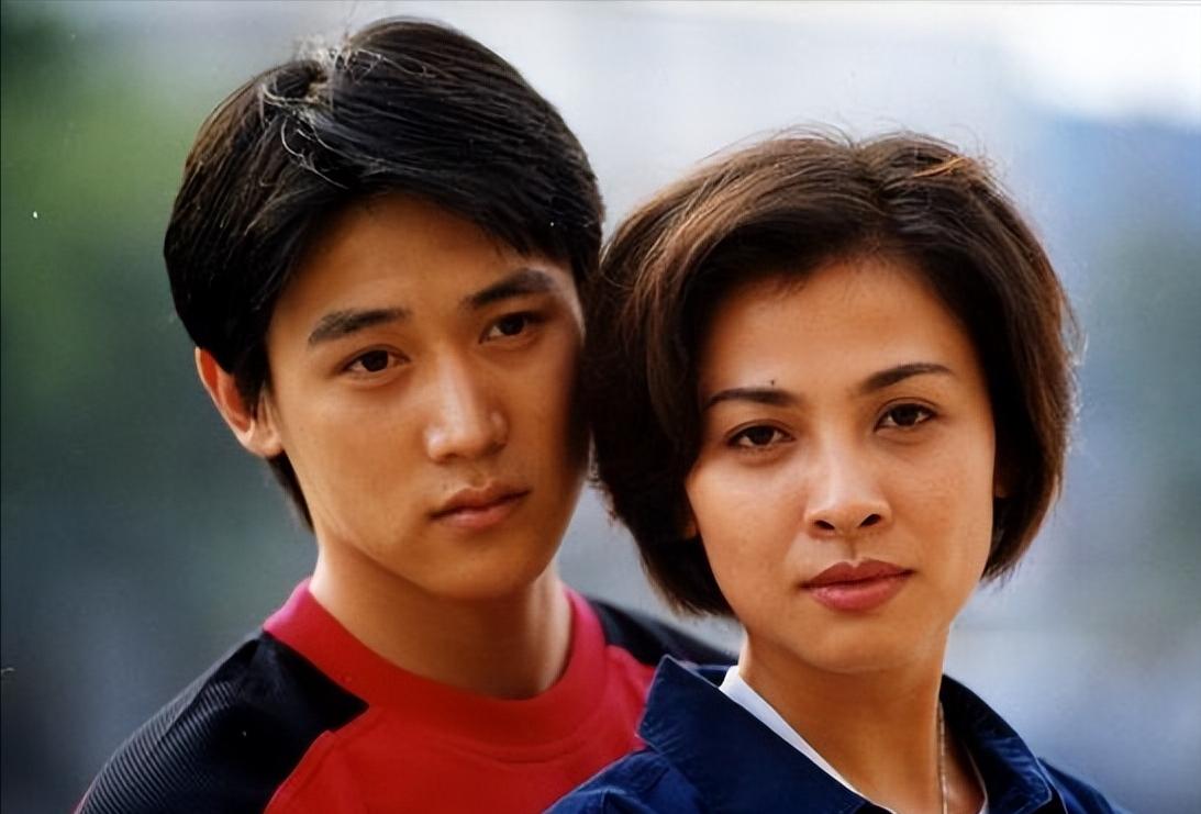 1998年，赵宝刚拍《永不瞑目》选角时，肖童一角曾在陈坤与陆毅之间权衡，看到陆